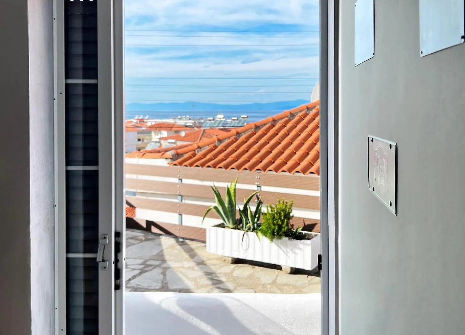 Rona Vista Suites Cozy Veranda Polychrono