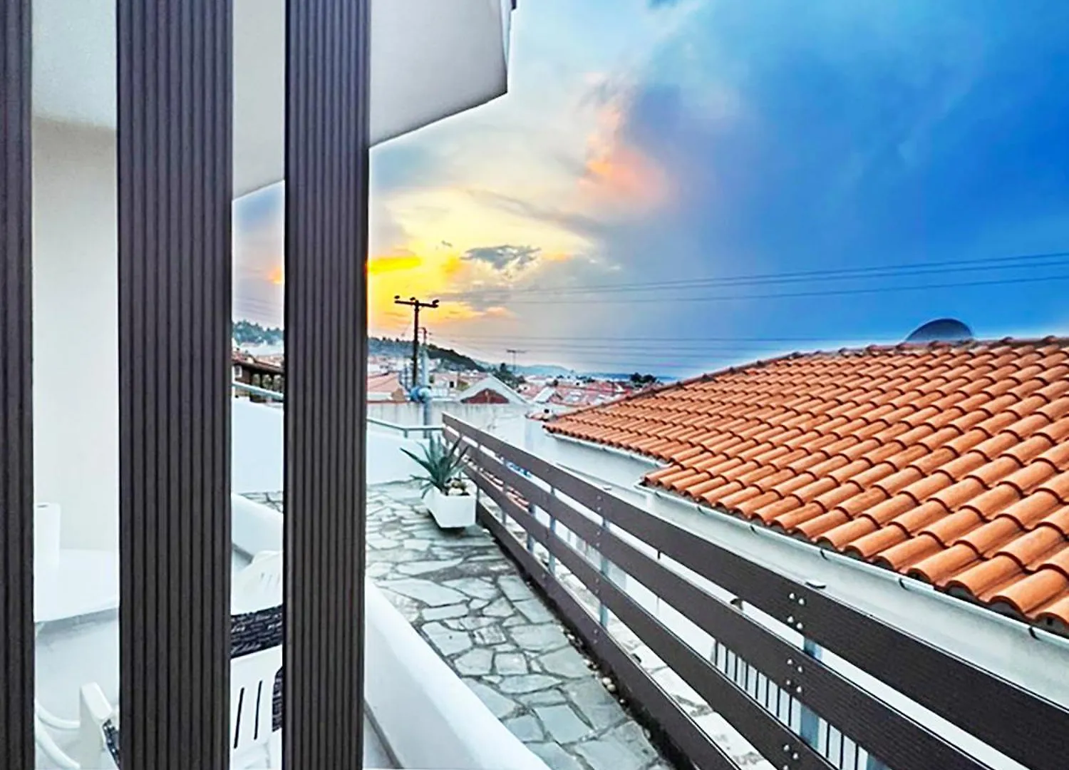 Rona Vista Suites Cozy Veranda Polychrono