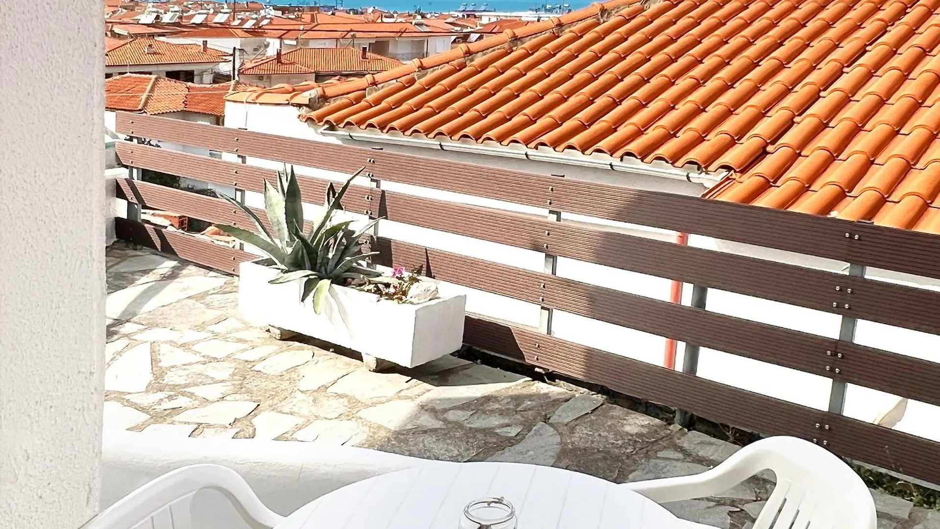 Rona Vista Suites Cozy Veranda Polychrono