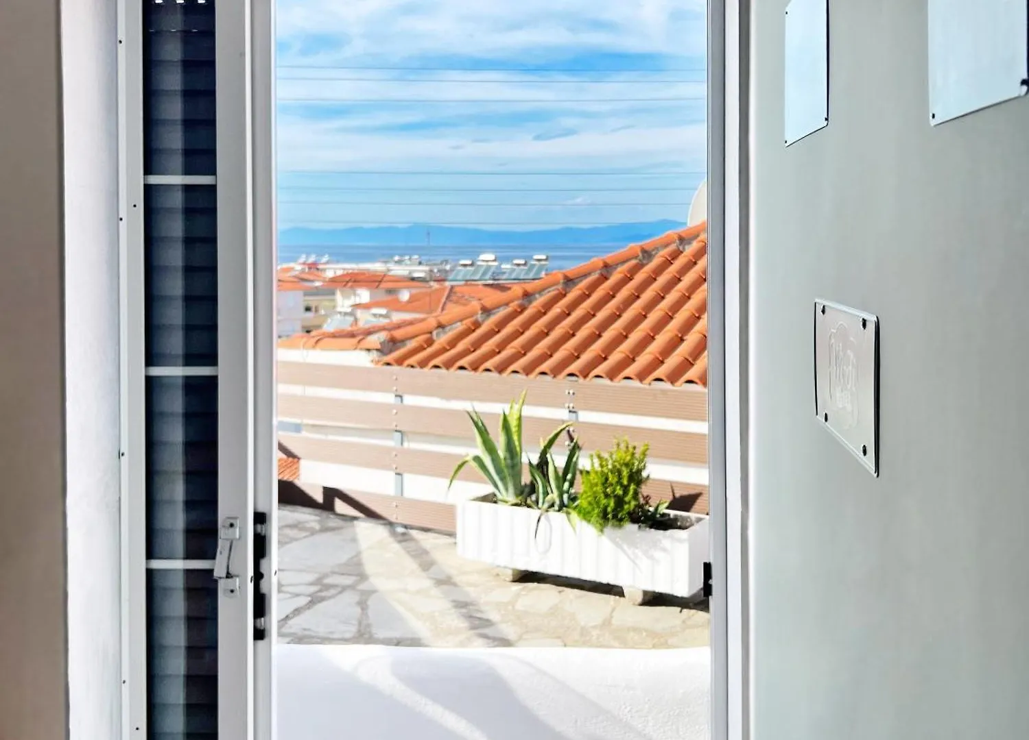 Rona Vista Suites Cozy Veranda Polychrono Apartment