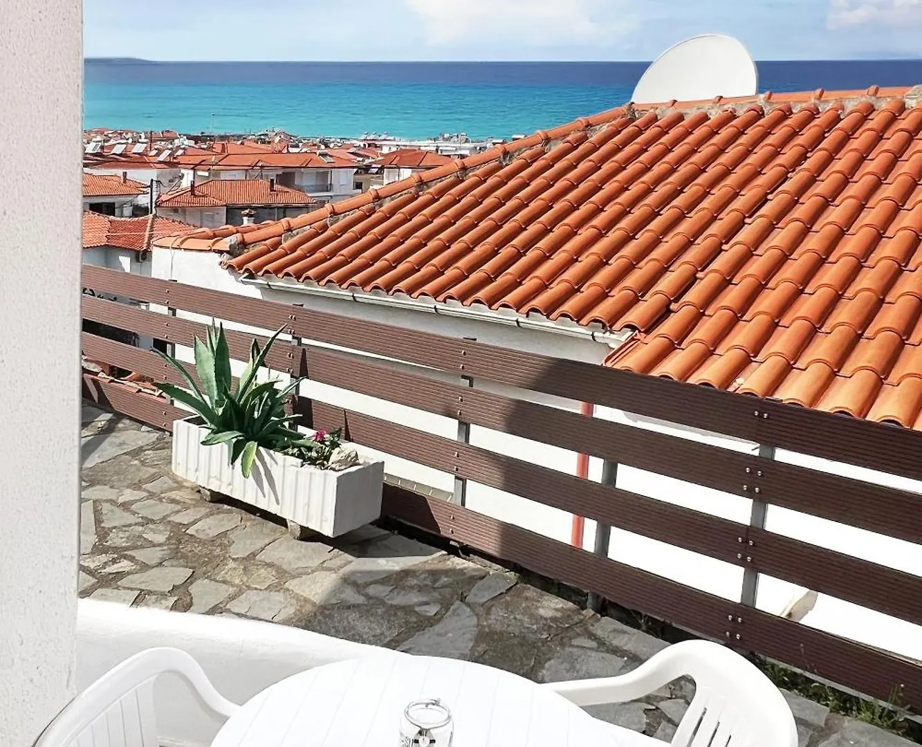 Rona Vista Suites Cozy Veranda Polychrono